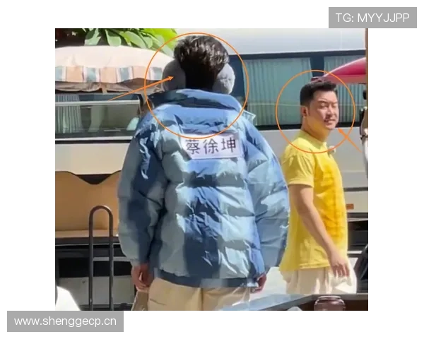 张琳芃超市路透，睡衣配名牌袋，两个助理推车——我连周末都没这阵仗